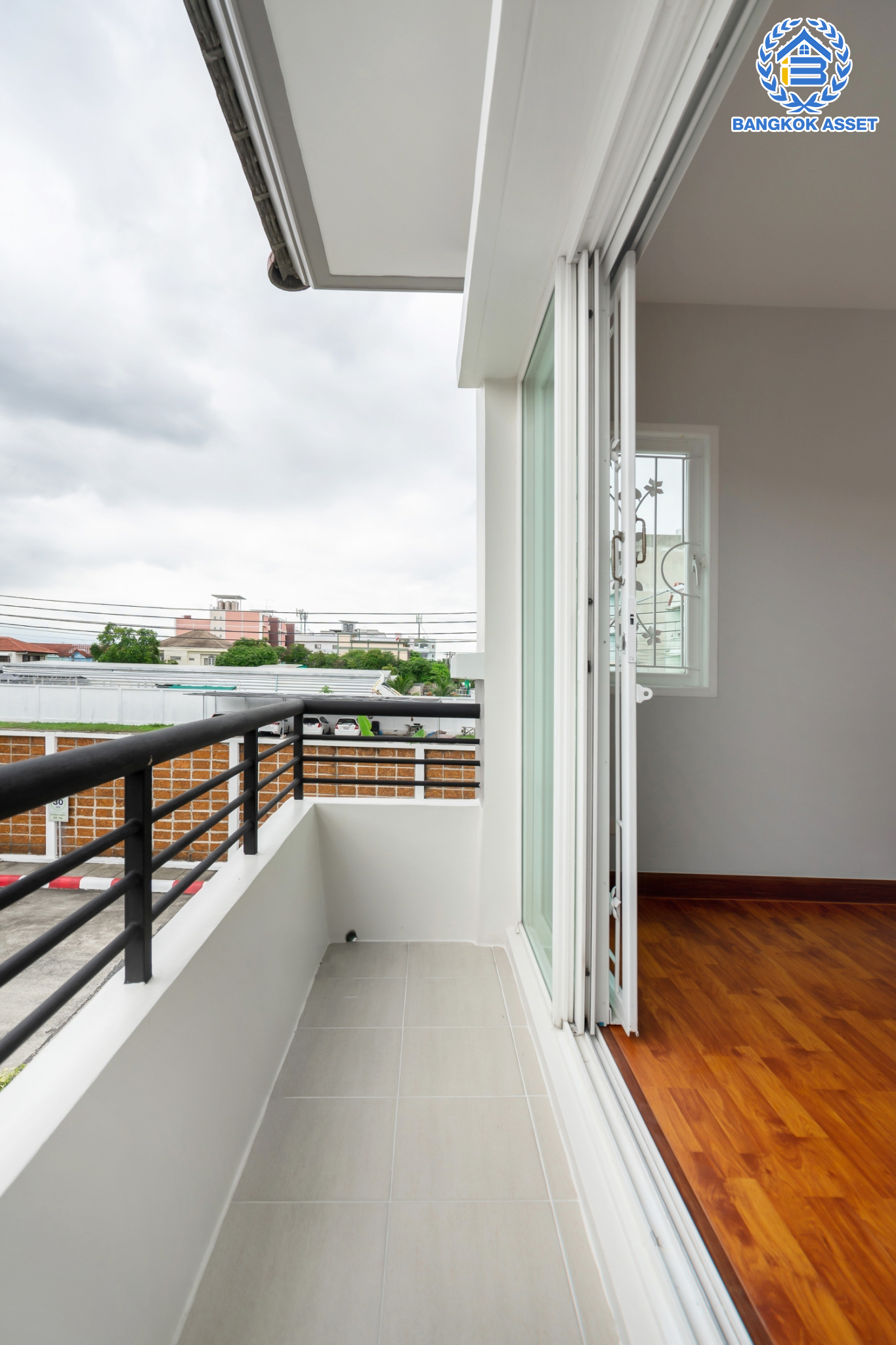 บ้านแฝดมือสองนนทบุรี ตรงข้ามสนามบินดอนเมือง ม.ศุภาลัยวิลล์ หลักสี่-ดอนเมือง หลังมุม เนื้อที่ 35.3 ตร.ว. ฟังก์ชัน 3 ห้องนอน 2 ห้องน้ำ 2 ที่จอดรถ บ้านสวยพร้อมเข้าอยู่ บนทำเลดีที่สุด! เชื่อมต่อหลายเส้นทาง ได้แก่ ถนนกำแพงเพชร6, ถนนวิภาวดีรังสิต, ถนนแจ้งวัฒนะ, ถนนสรงประภา ใกล้ทางด่วน อุตราภิมุข และรถไฟฟ้าสายสีแดง "สถานีสนามบินดอนเมือง"